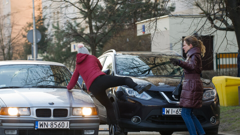 Sylwia wpycha Ulę pod jadący samochód!!! oficjalna