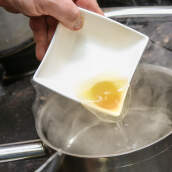 Jajko delikatnie wylej z miseczki na wrzątek (zdejmij garnek na chwilę z ognia)